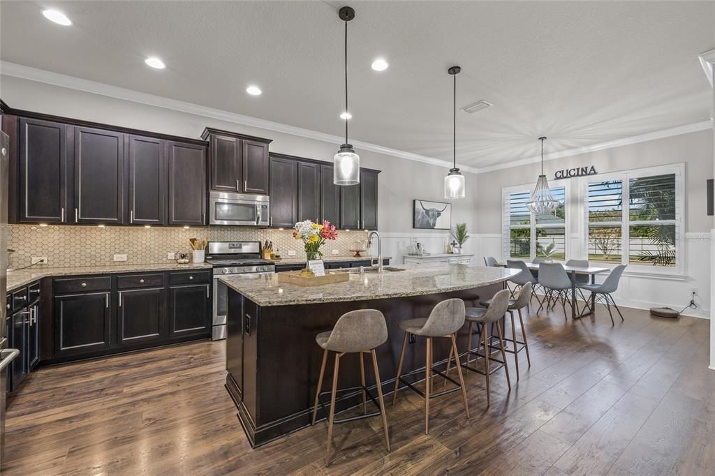 合同活跃: $769,900 (4 贝兹, 3 浴室, 3400 平方英尺)