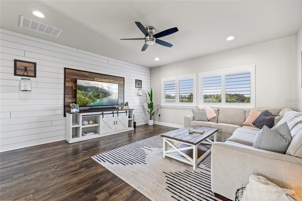 合同活跃: $769,900 (4 贝兹, 3 浴室, 3400 平方英尺)