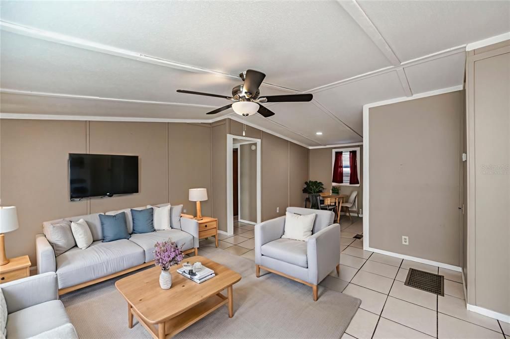 Под контрактом: $149,990 (3 спален, 2 ванн, 960 Квадратных фут)