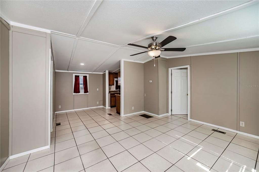 Под контрактом: $149,990 (3 спален, 2 ванн, 960 Квадратных фут)