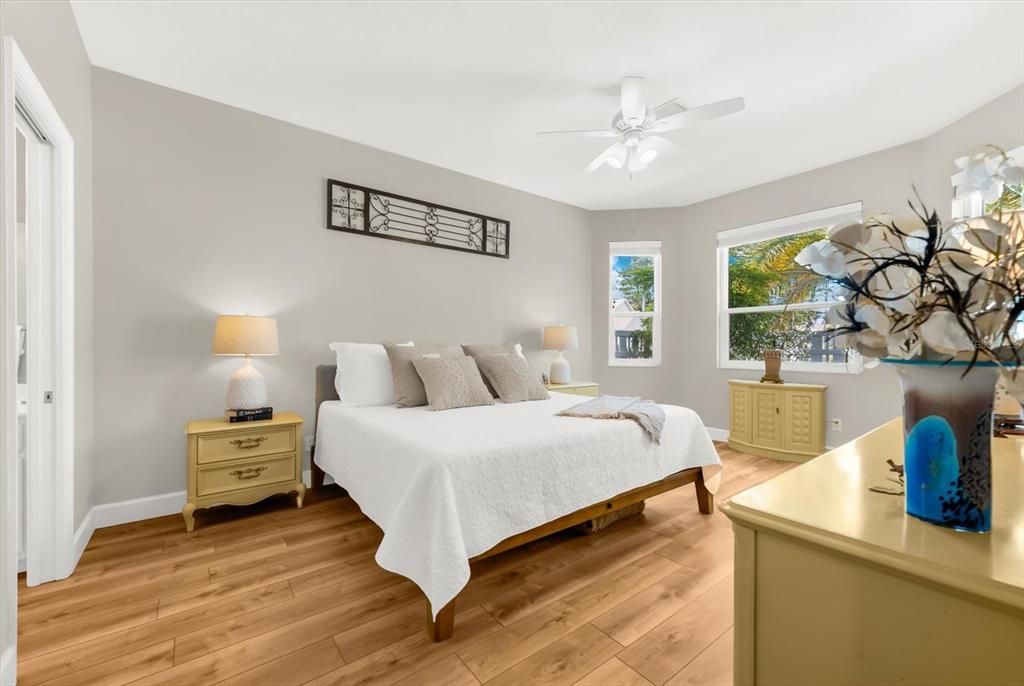 Active With Contract: $417,000 (2 beds, 2 baths, 1642 Square Feet)