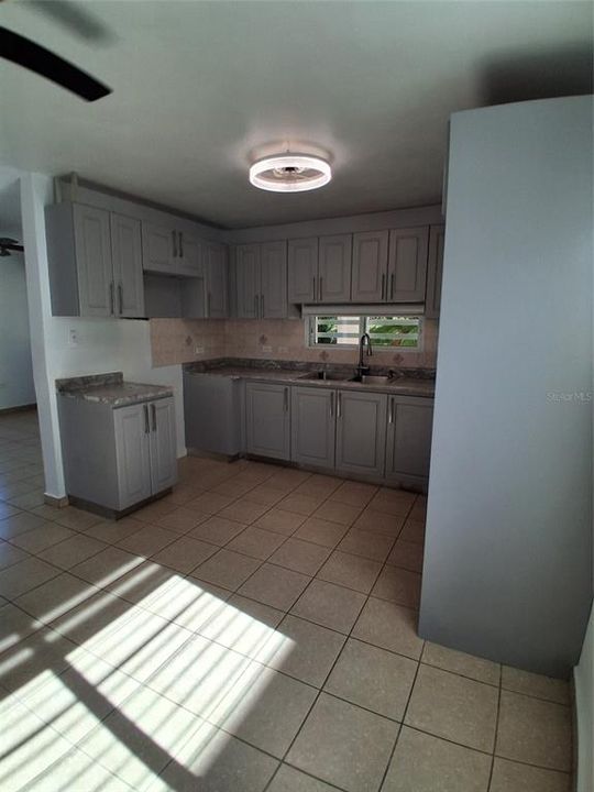 Под контрактом: $360,000 (3 спален, 2 ванн, 1596 Квадратных фут)