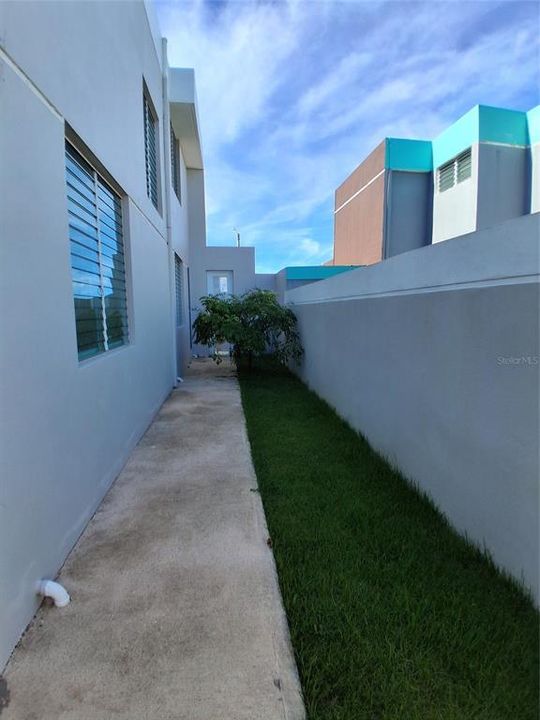 Под контрактом: $360,000 (3 спален, 2 ванн, 1596 Квадратных фут)