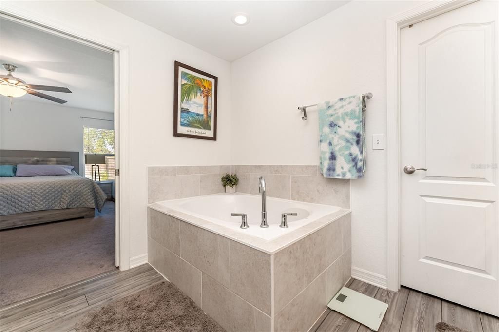 待售: $335,000 (4 贝兹, 2 浴室, 1946 平方英尺)