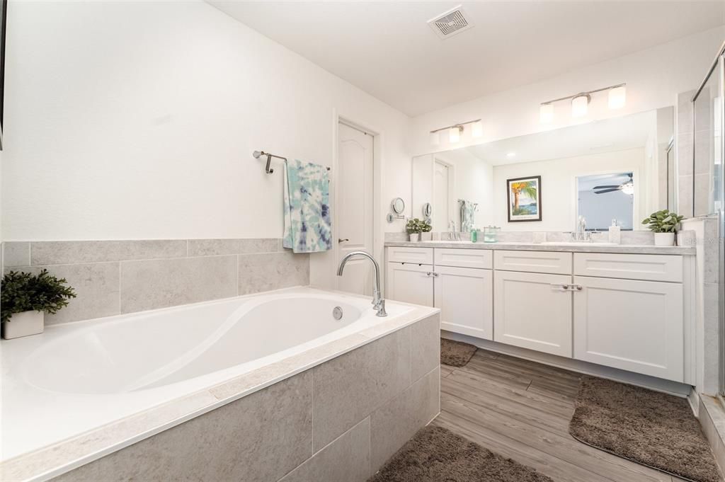 待售: $335,000 (4 贝兹, 2 浴室, 1946 平方英尺)