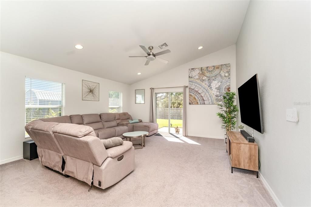 待售: $335,000 (4 贝兹, 2 浴室, 1946 平方英尺)