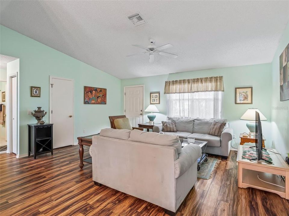 En Venta: $309,000 (2 camas, 2 baños, 1360 Pies cuadrados)