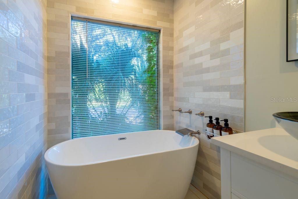 待售: $1,299,999 (5 贝兹, 3 浴室, 2589 平方英尺)