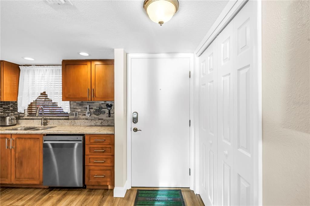 На продажу: $250,000 (2 спален, 2 ванн, 1040 Квадратных фут)