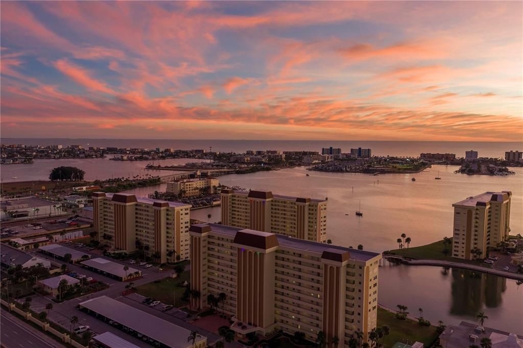 На продажу: $250,000 (2 спален, 2 ванн, 1040 Квадратных фут)