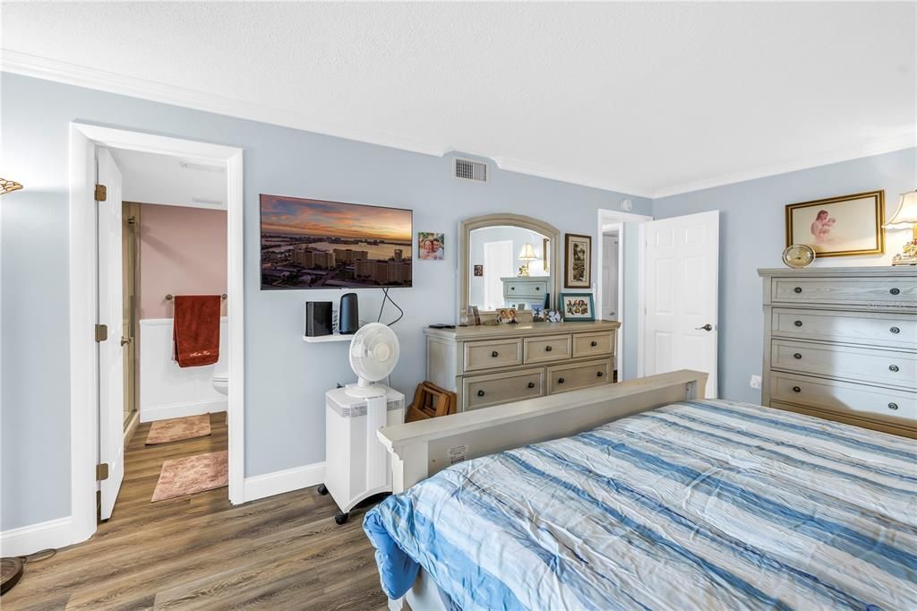 На продажу: $250,000 (2 спален, 2 ванн, 1040 Квадратных фут)