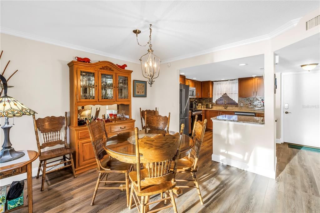 На продажу: $250,000 (2 спален, 2 ванн, 1040 Квадратных фут)