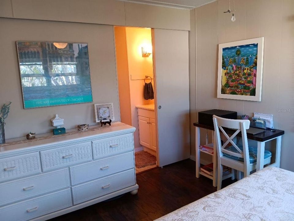 For Sale: $244,900 (2 beds, 2 baths, 884 Square Feet)