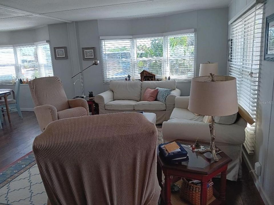 For Sale: $244,900 (2 beds, 2 baths, 884 Square Feet)