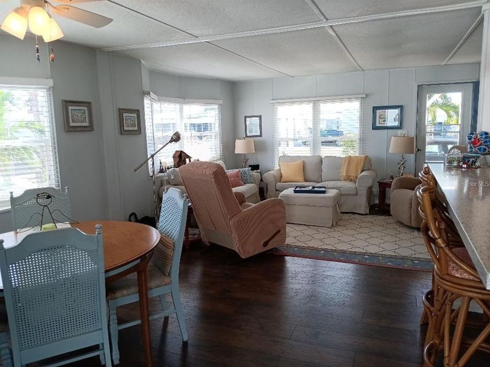 For Sale: $244,900 (2 beds, 2 baths, 884 Square Feet)