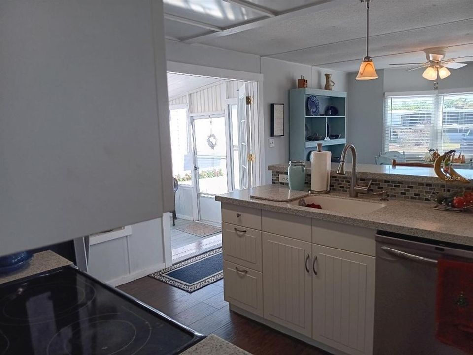 For Sale: $244,900 (2 beds, 2 baths, 884 Square Feet)