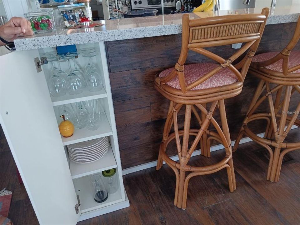 For Sale: $244,900 (2 beds, 2 baths, 884 Square Feet)