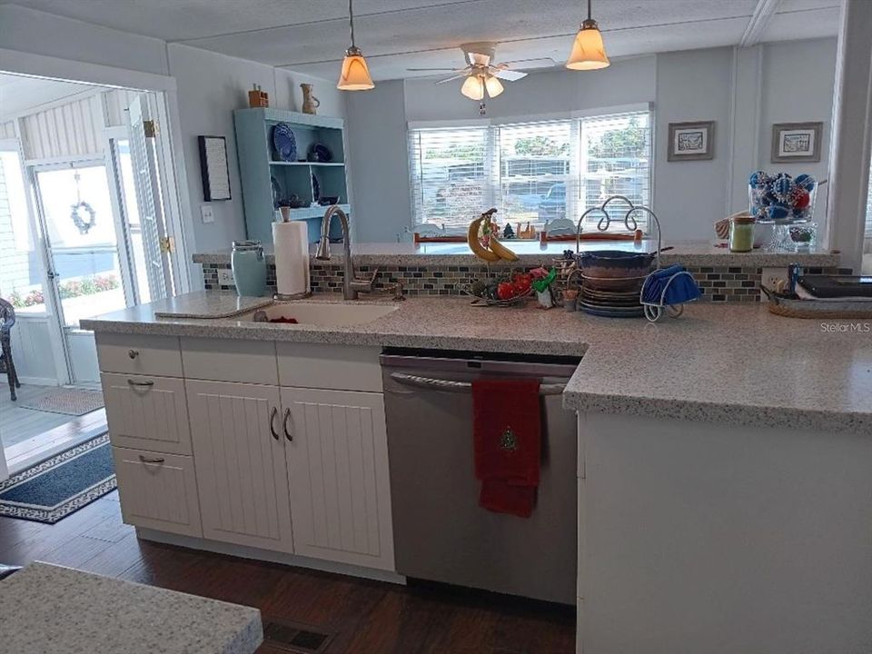 For Sale: $244,900 (2 beds, 2 baths, 884 Square Feet)