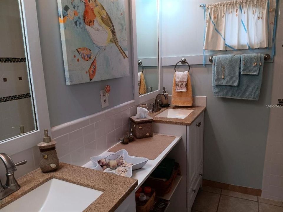 For Sale: $244,900 (2 beds, 2 baths, 884 Square Feet)