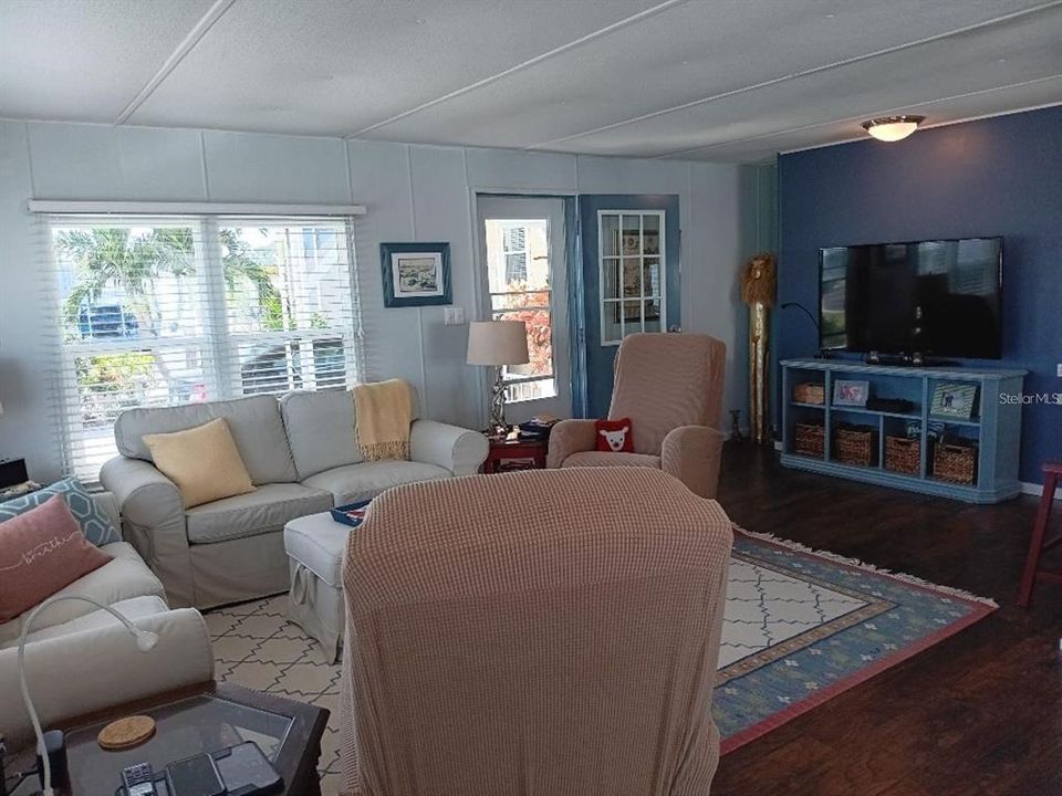 For Sale: $244,900 (2 beds, 2 baths, 884 Square Feet)