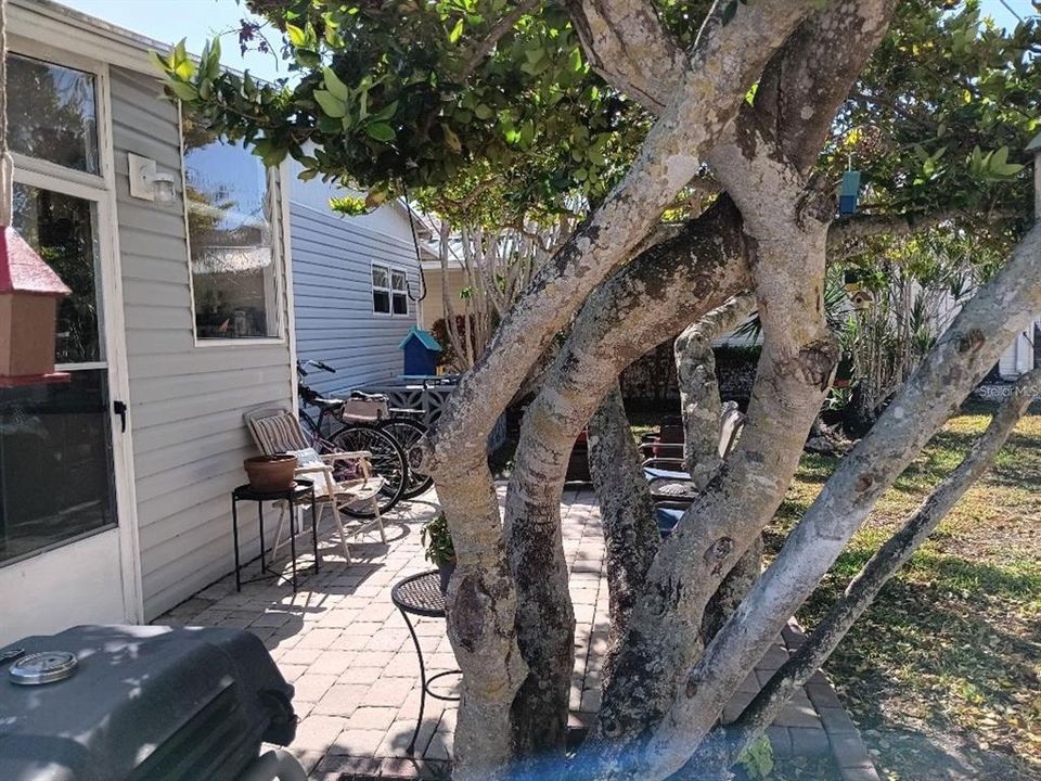 For Sale: $244,900 (2 beds, 2 baths, 884 Square Feet)