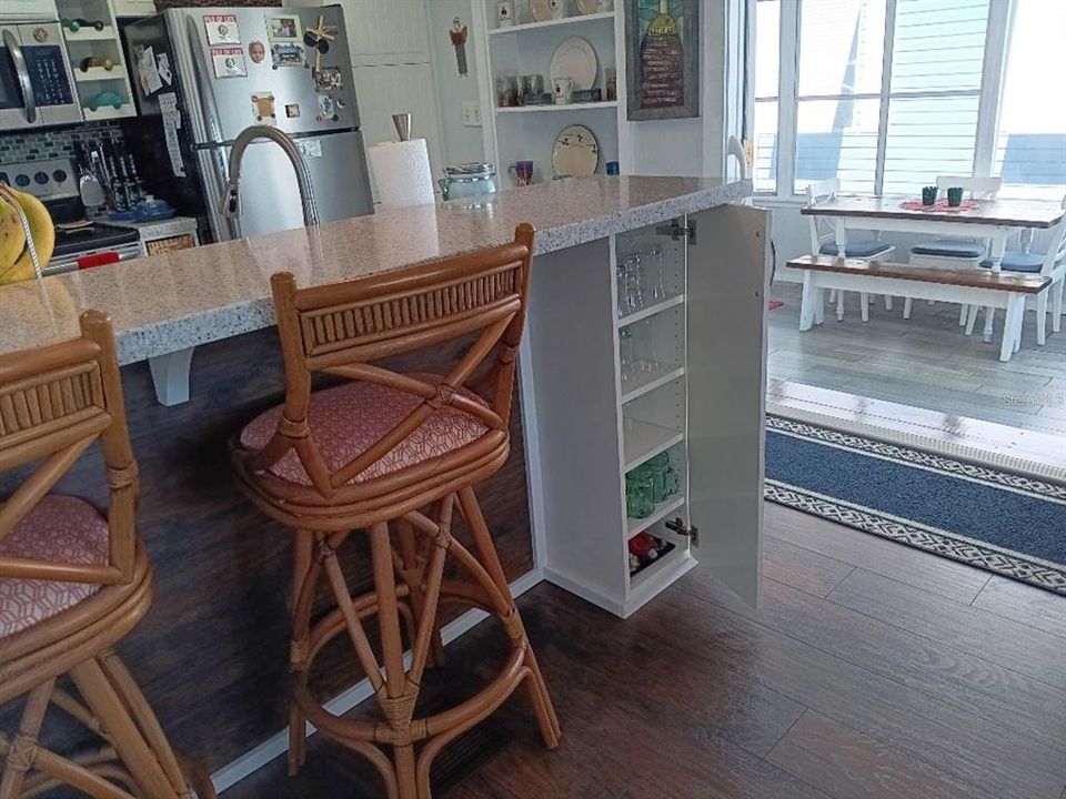 For Sale: $244,900 (2 beds, 2 baths, 884 Square Feet)