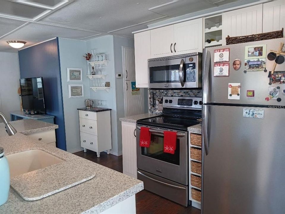 For Sale: $244,900 (2 beds, 2 baths, 884 Square Feet)