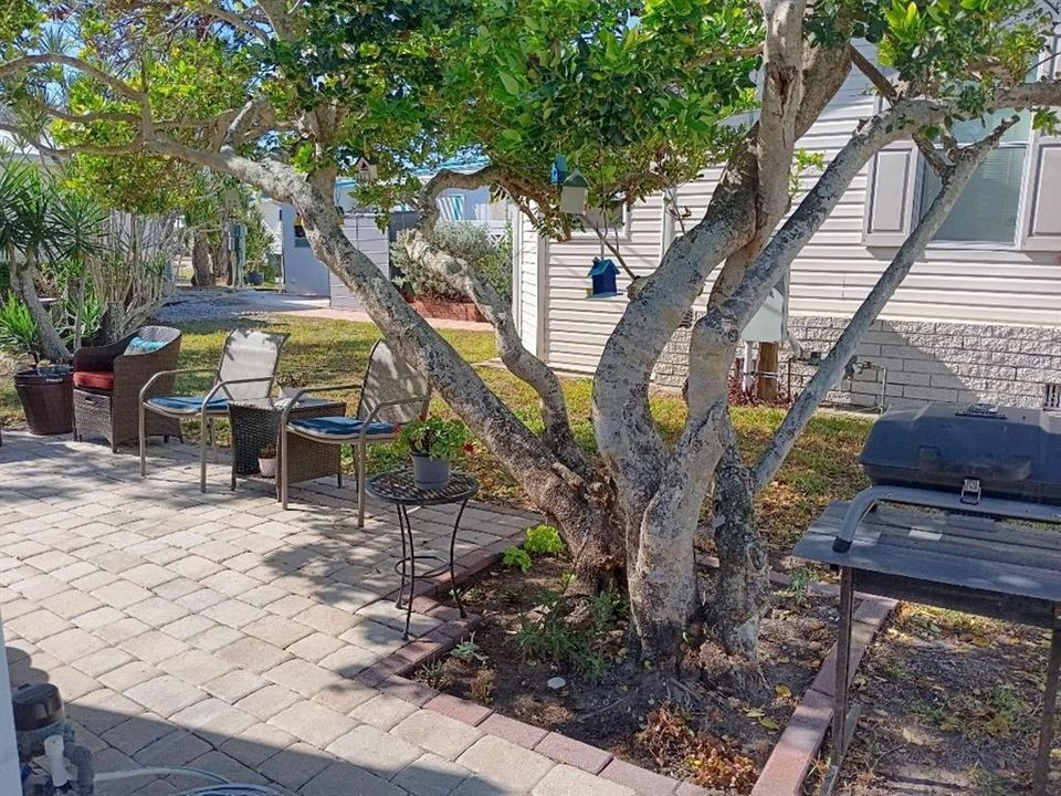 For Sale: $244,900 (2 beds, 2 baths, 884 Square Feet)