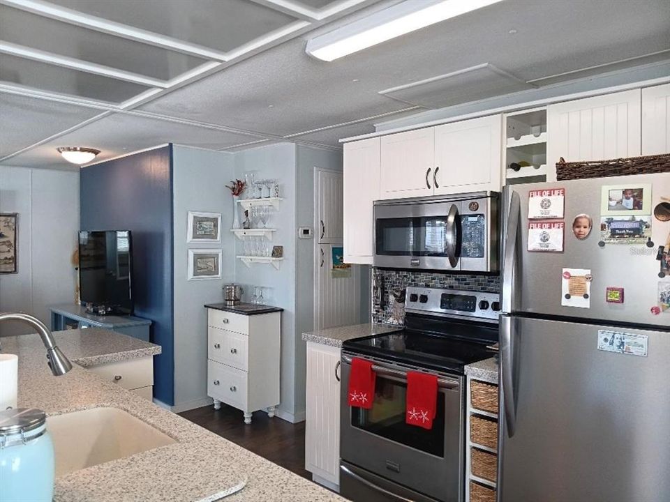 For Sale: $244,900 (2 beds, 2 baths, 884 Square Feet)