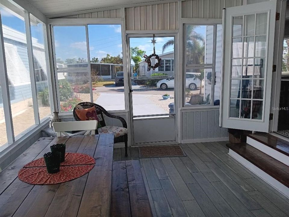 For Sale: $244,900 (2 beds, 2 baths, 884 Square Feet)