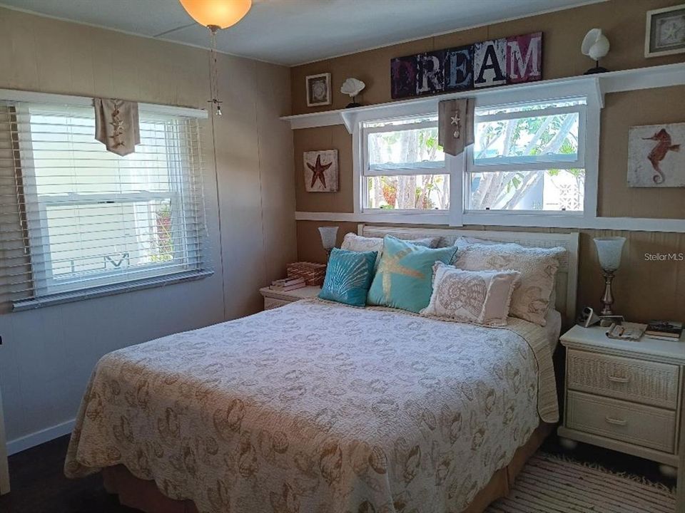 For Sale: $244,900 (2 beds, 2 baths, 884 Square Feet)