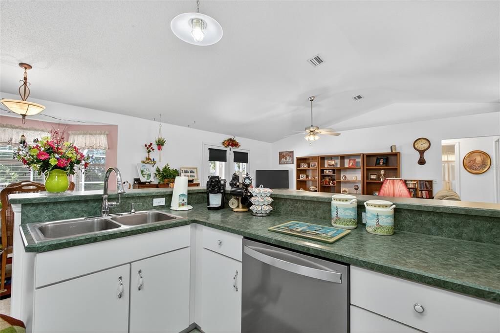 Active With Contract: $349,900 (3 beds, 2 baths, 1492 Square Feet)