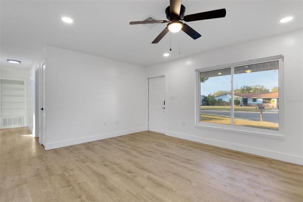 Под контрактом: $350,000 (3 спален, 2 ванн, 1239 Квадратных фут)