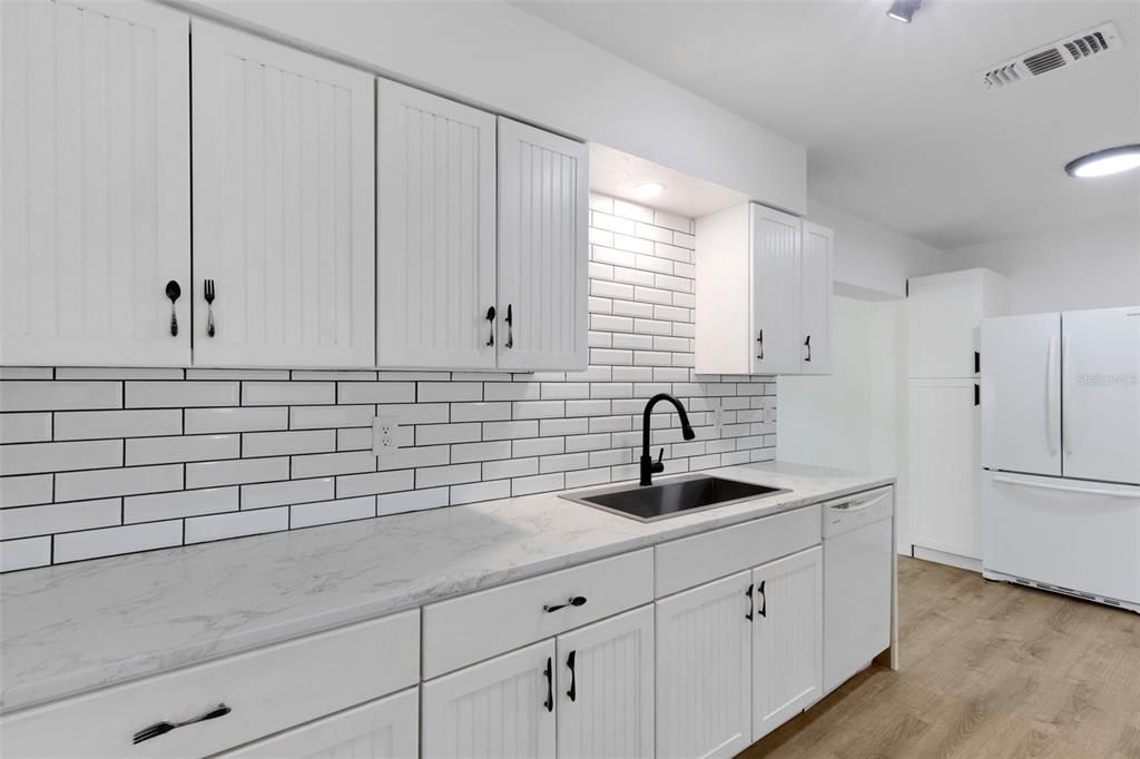 Под контрактом: $350,000 (3 спален, 2 ванн, 1239 Квадратных фут)