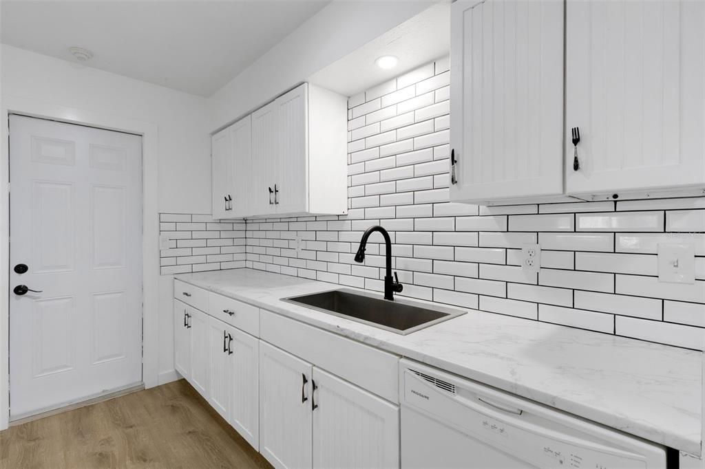 Под контрактом: $350,000 (3 спален, 2 ванн, 1239 Квадратных фут)