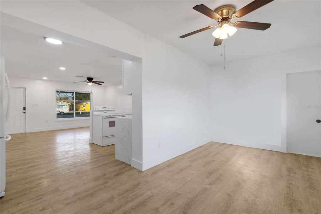 Под контрактом: $350,000 (3 спален, 2 ванн, 1239 Квадратных фут)