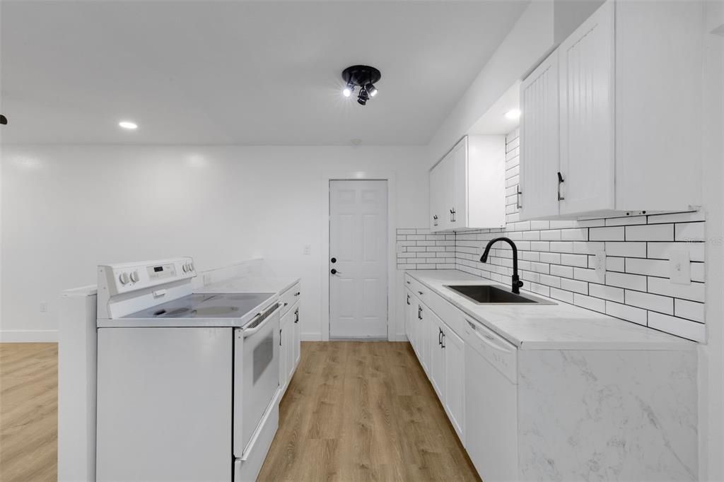 Под контрактом: $350,000 (3 спален, 2 ванн, 1239 Квадратных фут)