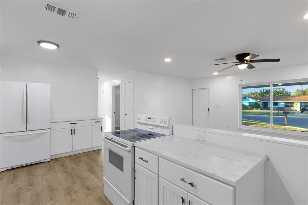 Под контрактом: $350,000 (3 спален, 2 ванн, 1239 Квадратных фут)