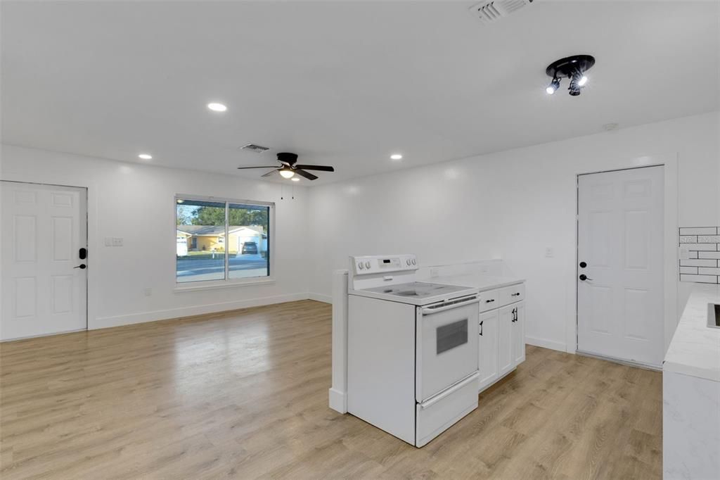 Под контрактом: $350,000 (3 спален, 2 ванн, 1239 Квадратных фут)