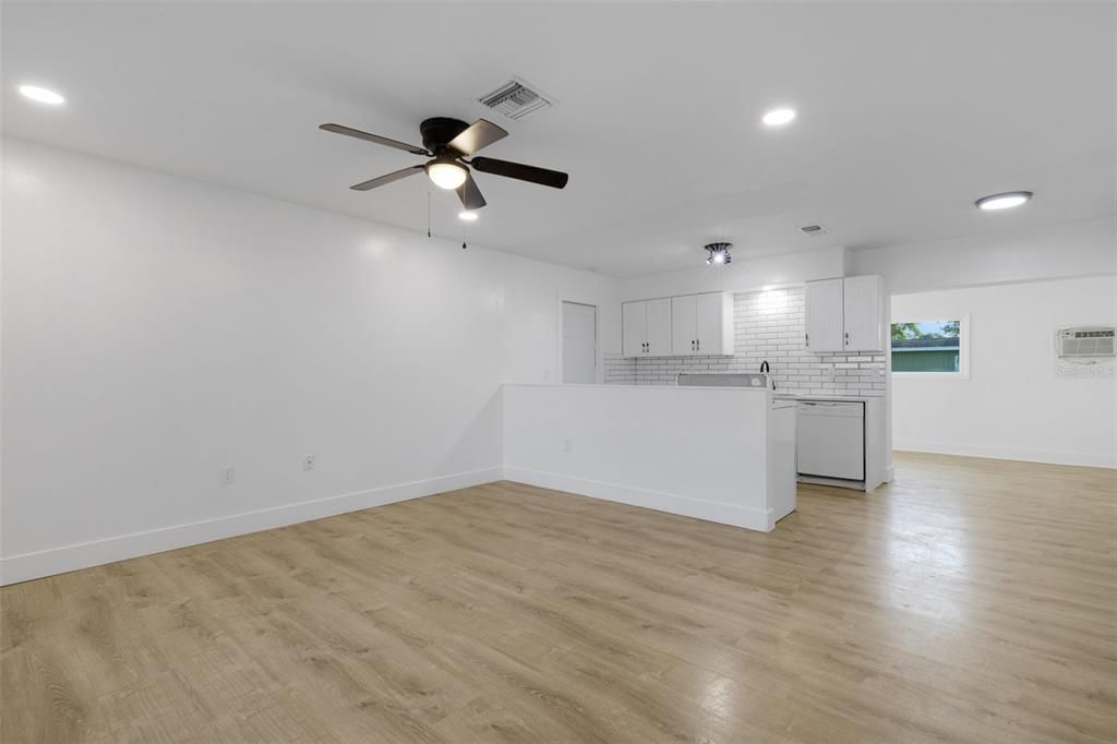 Под контрактом: $350,000 (3 спален, 2 ванн, 1239 Квадратных фут)