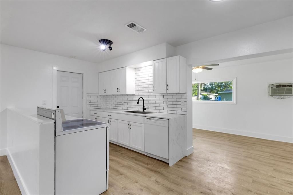 Под контрактом: $350,000 (3 спален, 2 ванн, 1239 Квадратных фут)