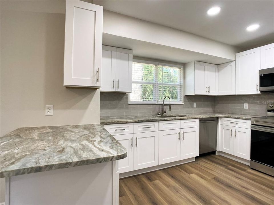 合同活跃: $239,000 (3 贝兹, 2 浴室, 1325 平方英尺)