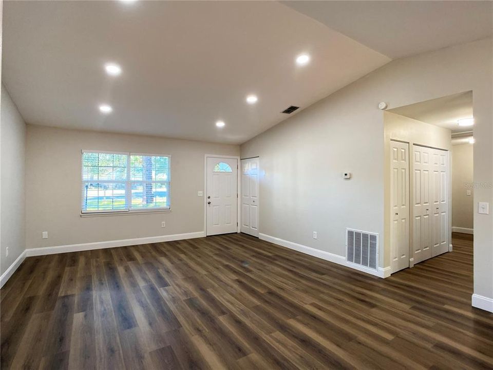 合同活跃: $239,000 (3 贝兹, 2 浴室, 1325 平方英尺)