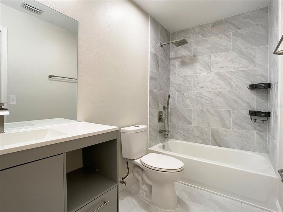 合同活跃: $239,000 (3 贝兹, 2 浴室, 1325 平方英尺)