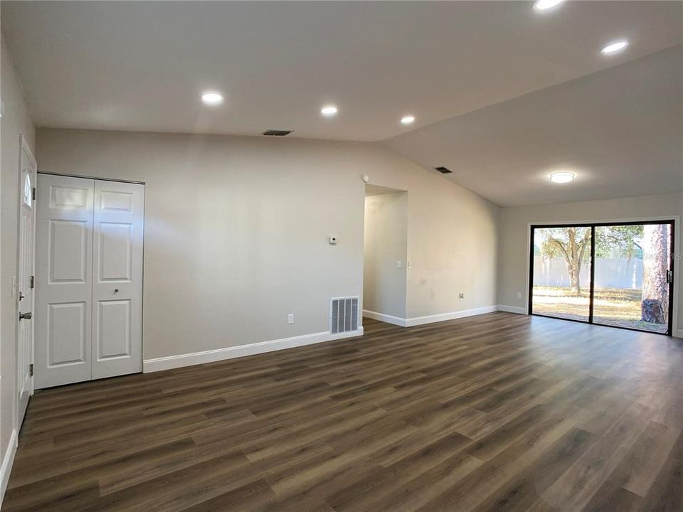 合同活跃: $239,000 (3 贝兹, 2 浴室, 1325 平方英尺)