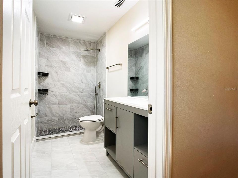 合同活跃: $239,000 (3 贝兹, 2 浴室, 1325 平方英尺)