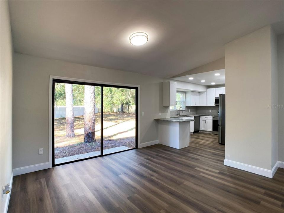 合同活跃: $239,000 (3 贝兹, 2 浴室, 1325 平方英尺)