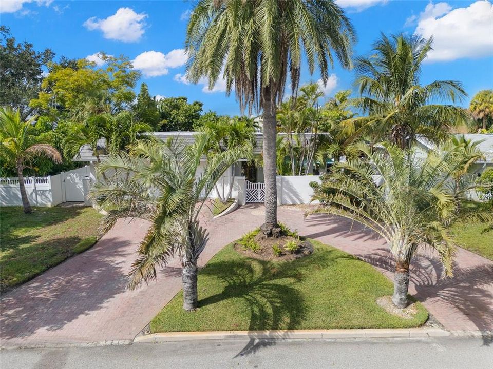 For Sale: $1,200,000 (3 beds, 3 baths, 2093 Square Feet)