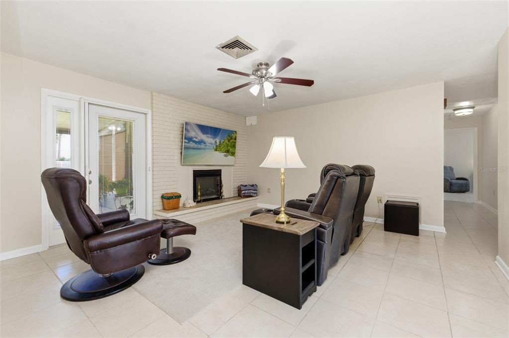 Active With Contract: $375,000 (3 beds, 3 baths, 1769 Square Feet)