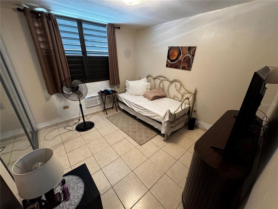 合同活跃: $290,000 (3 贝兹, 2 浴室, 1000 平方英尺)